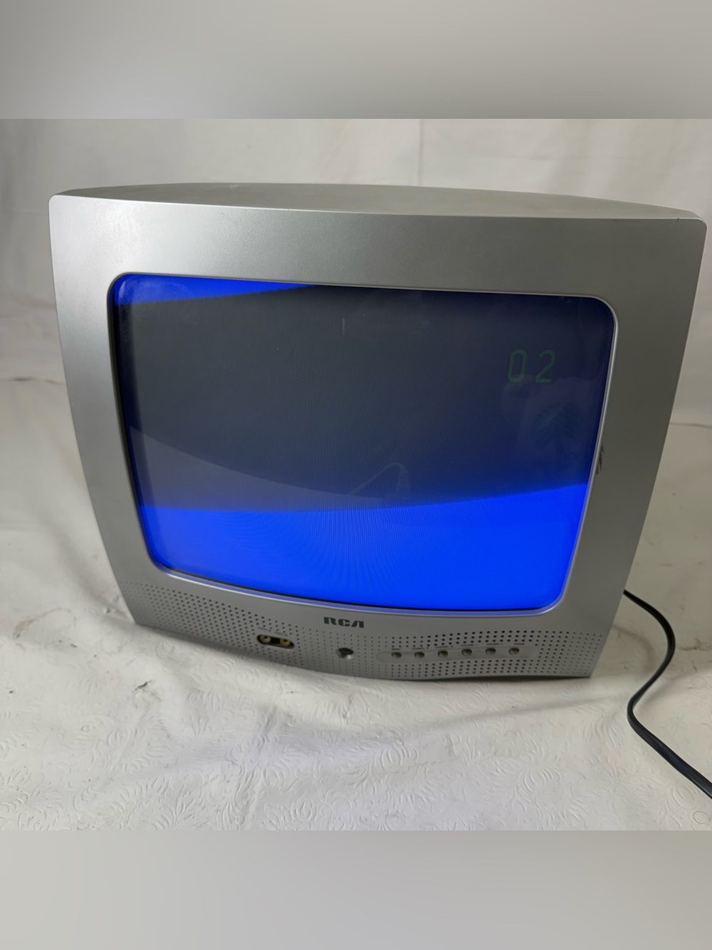 RCA E13320 13" CRT Color TV Silver Retro Gaming Television Front AV Input Tested